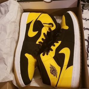 Jordan 1 MID (New Love)